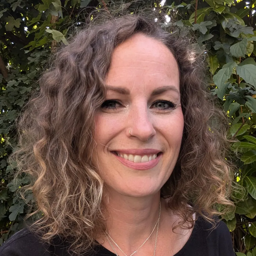 Ivonne Hölzel, Rückführungstherapeutin · Reiki-Meisterin, lächelnd vor grünem Laub